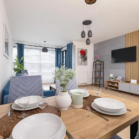 Lägenhet Dark Blue With Parking And Furnished Balcony In By Renters